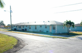 1027 NW 9th Ave in Florida City, FL - Foto de edificio - Building Photo