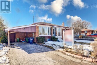 16 Roseglor Crescent in Toronto, ON - Building Photo - Building Photo