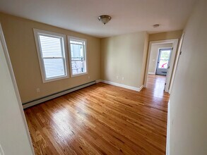 13 Aubin St, Unit 3 in Amesbury, MA - Foto de edificio - Building Photo