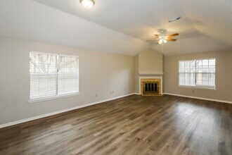 16907 Dusty Mill Dr E in Sugar Land, TX - Foto de edificio - Building Photo