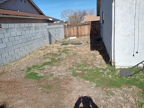 520 E Ave J5 in Lancaster, CA - Building Photo - Building Photo