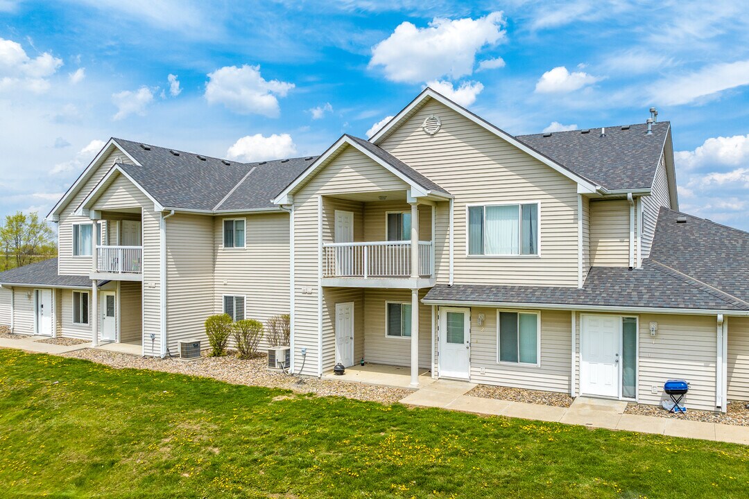 Boulder Ridge Apartments and Townhomes in Pleasant Hill, IA - Foto de edificio