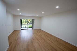 136 S Cypress Rd in Pompano Beach, FL - Building Photo - Building Photo