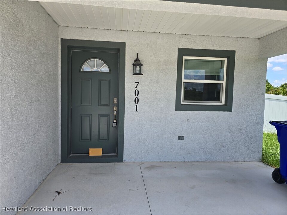 7001 San Benito Dr in Sebring, FL - Building Photo