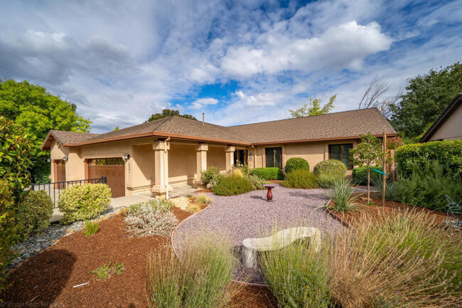 2041 Oconner Ave in Redding, CA - Building Photo - Building Photo