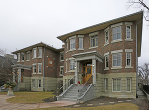 Glenwood Manor in Calgary, AB - Building Photo - Building Photo