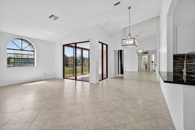 5475 Verona Dr, Unit UnitJ in Boynton Beach, FL - Building Photo - Building Photo