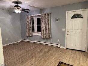 12 Upper Lake Dr in Wantage, NJ - Foto de edificio - Building Photo