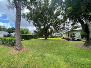 9882 Connecticut St in Bonita Springs, FL - Foto de edificio - Building Photo