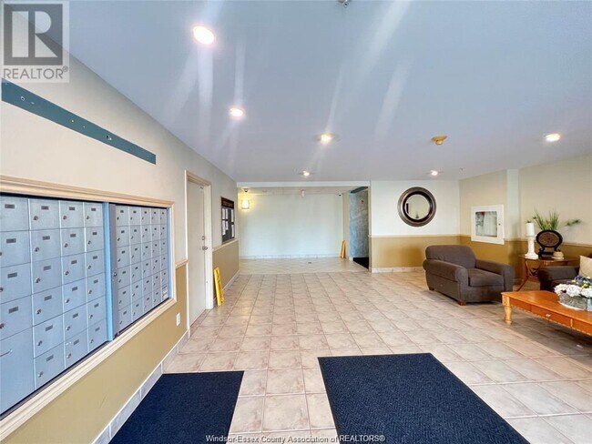 1655 Grand Marais Rd W in Windsor, ON - Building Photo - Building Photo