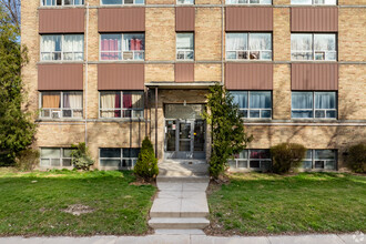 2 Greentree Court in Toronto, ON - Building Photo - Building Photo