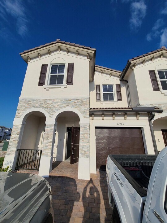 12725 NW 24th Ave in Miami, FL - Building Photo