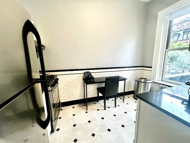 229 Newbury St, Unit 2 in Boston, MA - Building Photo - Building Photo