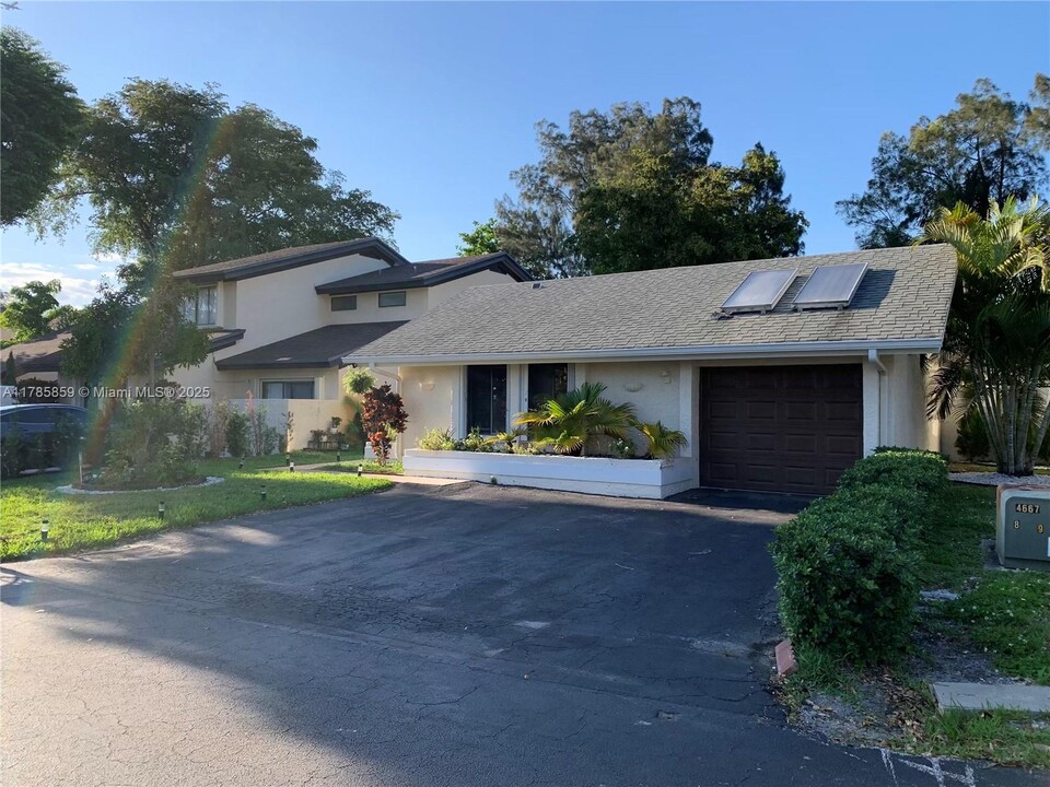 8271 SW 39th Ct in Davie, FL - Foto de edificio