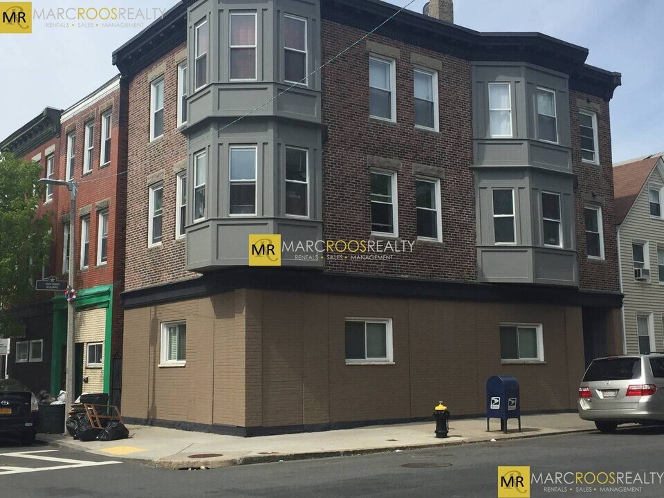 241 Maverick St in Boston, MA - Building Photo