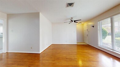 10214 Brooktree Dr in Houston, TX - Building Photo - Building Photo