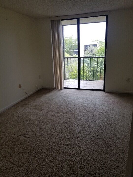 8025 SW 107th Ave, Unit 324 in Miami, FL - Building Photo