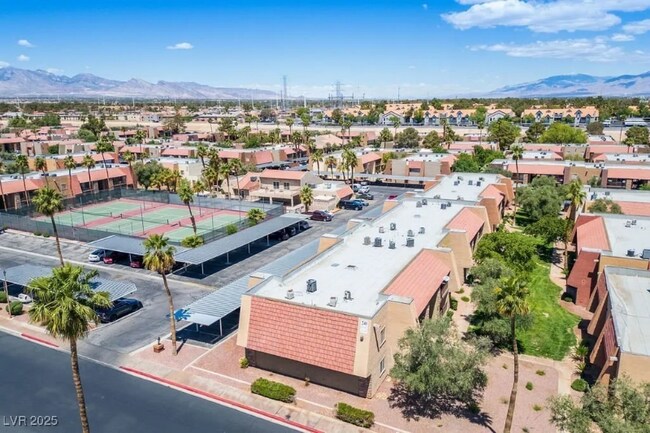 4921 River Glen Dr in Las Vegas, NV - Foto de edificio - Building Photo