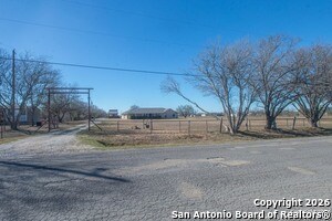 430 CR 683 in Lytle, TX - Building Photo