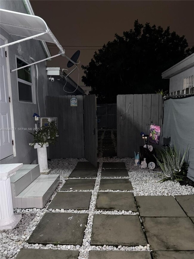 2315 Cleveland St in Hollywood, FL - Building Photo - Building Photo