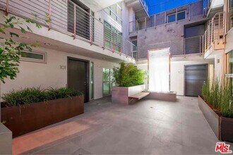 8210 Fountain Ave in West Hollywood, CA - Building Photo - Building Photo