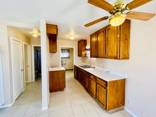 15873 N St in Mojave, CA - Foto de edificio - Building Photo