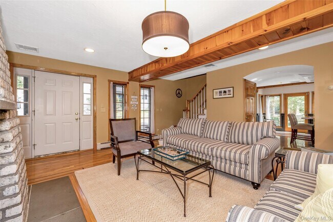 16 Faraway Rd in Armonk, NY - Building Photo - Building Photo