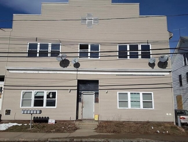 93 Pleasant St in Ware, MA - Building Photo - Building Photo