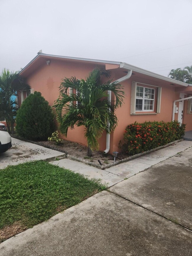 932 Green St in West Palm Beach, FL - Building Photo - Building Photo