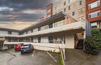 Queen Villa Apartments in Seattle, WA - Building Photo - Building Photo