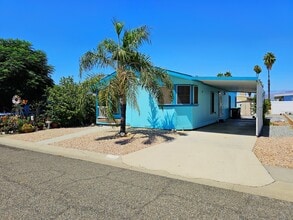 651 Santa Clara Cir in Hemet, CA - Foto de edificio - Building Photo