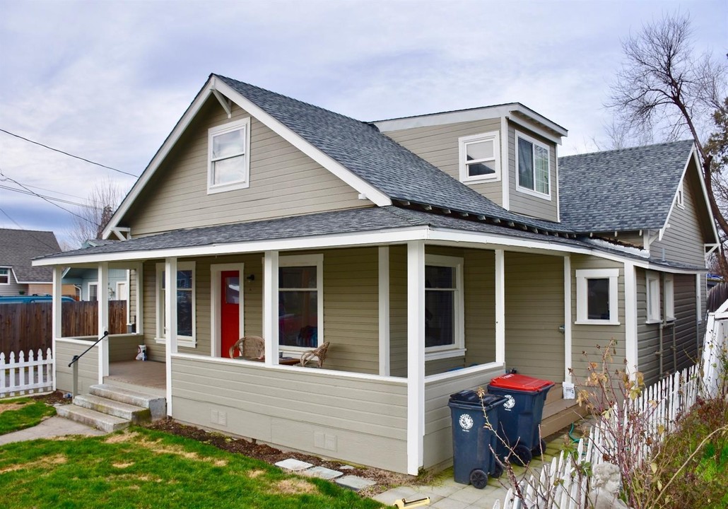 1104 W 4th St in Medford, OR - Building Photo