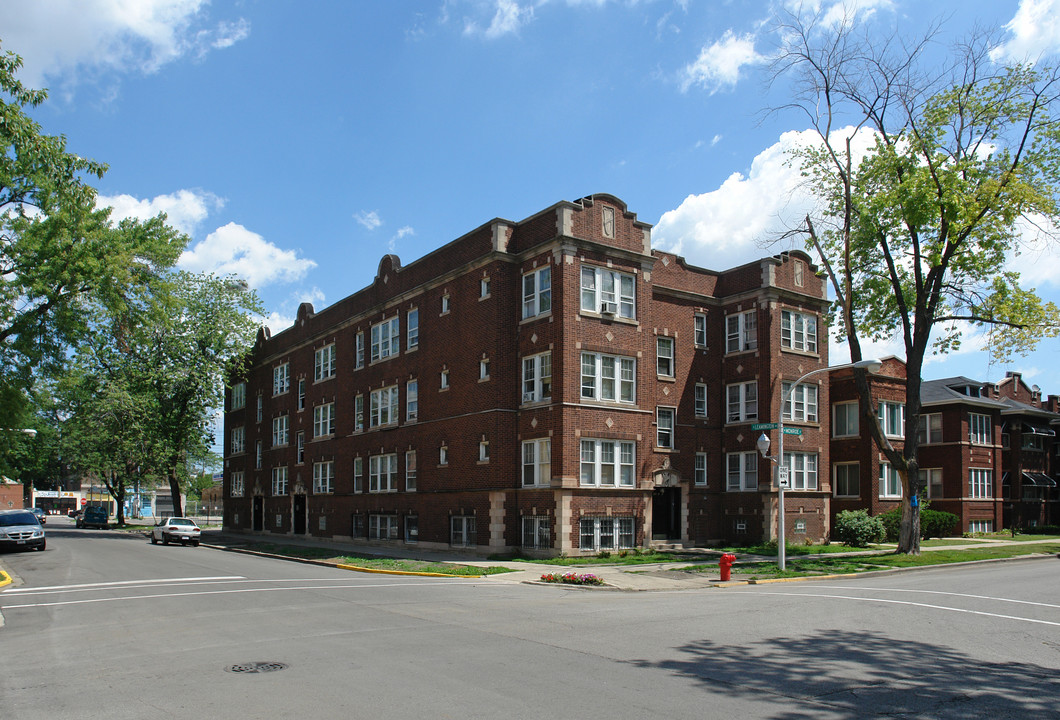 5096 W Monroe St in Chicago, IL - Foto de edificio