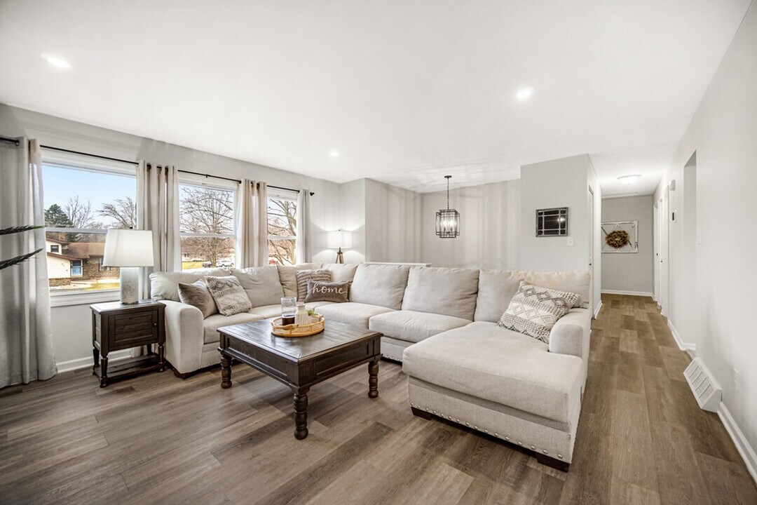 706 Christy Ln in Schererville, IN - Foto de edificio