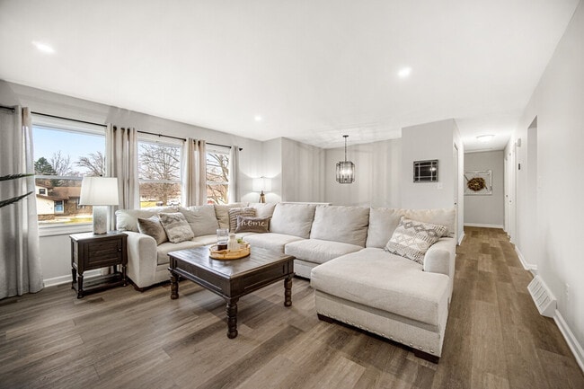706 Christy Ln