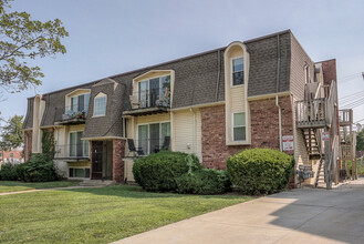 Montclaire Apartments in Kansas City, MO - Building Photo - Building Photo