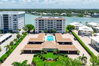 Spindrift Club in Naples, FL - Foto de edificio - Building Photo