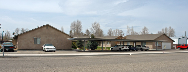 247 S School Ave in Kuna, ID - Foto de edificio - Building Photo