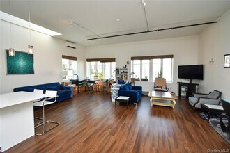 35 Van Nydeck Ave, Unit 213 in Beacon, NY - Building Photo - Building Photo
