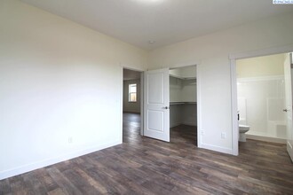 1057 S Cedar Pl in Kennewick, WA - Foto de edificio - Building Photo