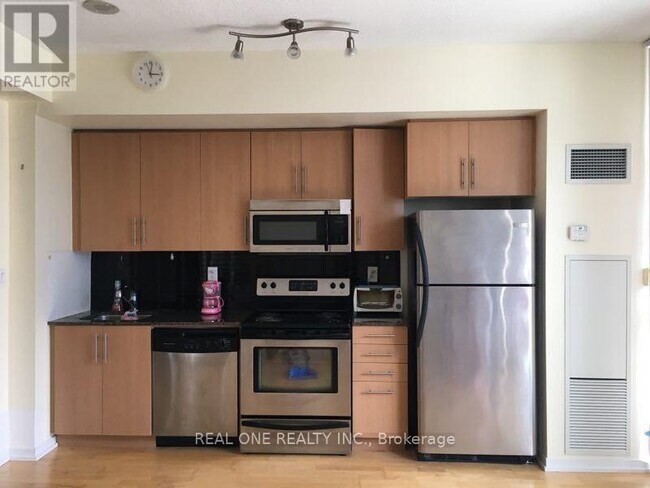 65-2865 Bremner Blvd in Toronto, ON - Building Photo - Building Photo