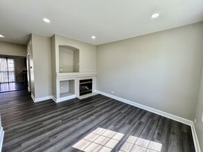 766 Cherry Creek Dr in Grayslake, IL - Building Photo - Building Photo