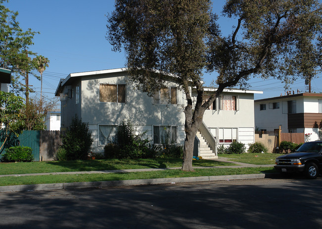 2510 S Rosewood Ave in Santa Ana, CA - Foto de edificio - Building Photo