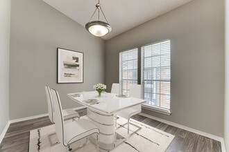 The Manhattan Apartments in Dallas, TX - Building Photo - Building Photo