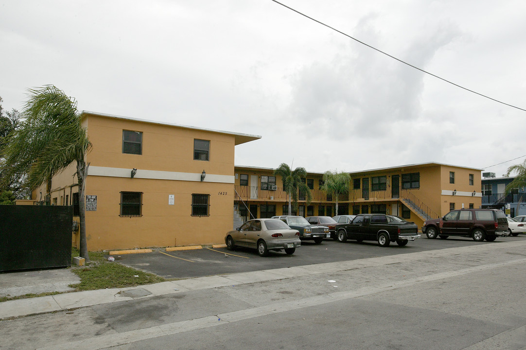 Ankh & Sun Apartments in Miami, FL - Foto de edificio