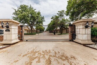 5811 11th Pl in Lubbock, TX - Foto de edificio - Building Photo