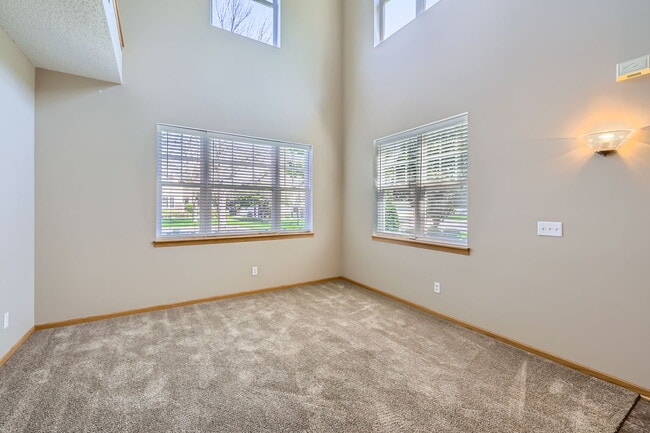 5398 172nd St W in Farmington, MN - Foto de edificio - Building Photo