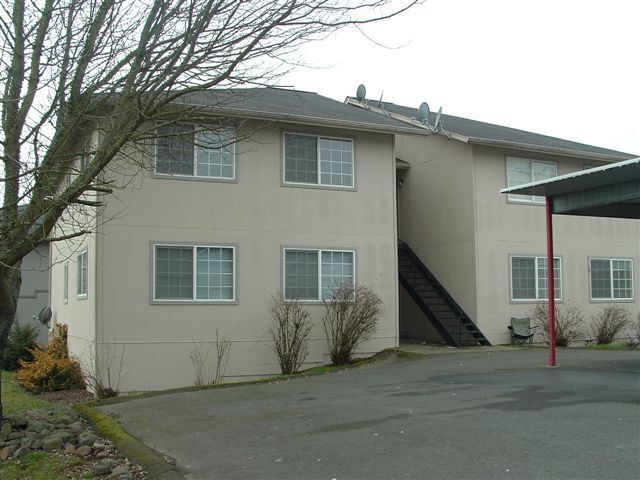 2131 NW North Hill Dr in Grants Pass, OR - Foto de edificio - Building Photo