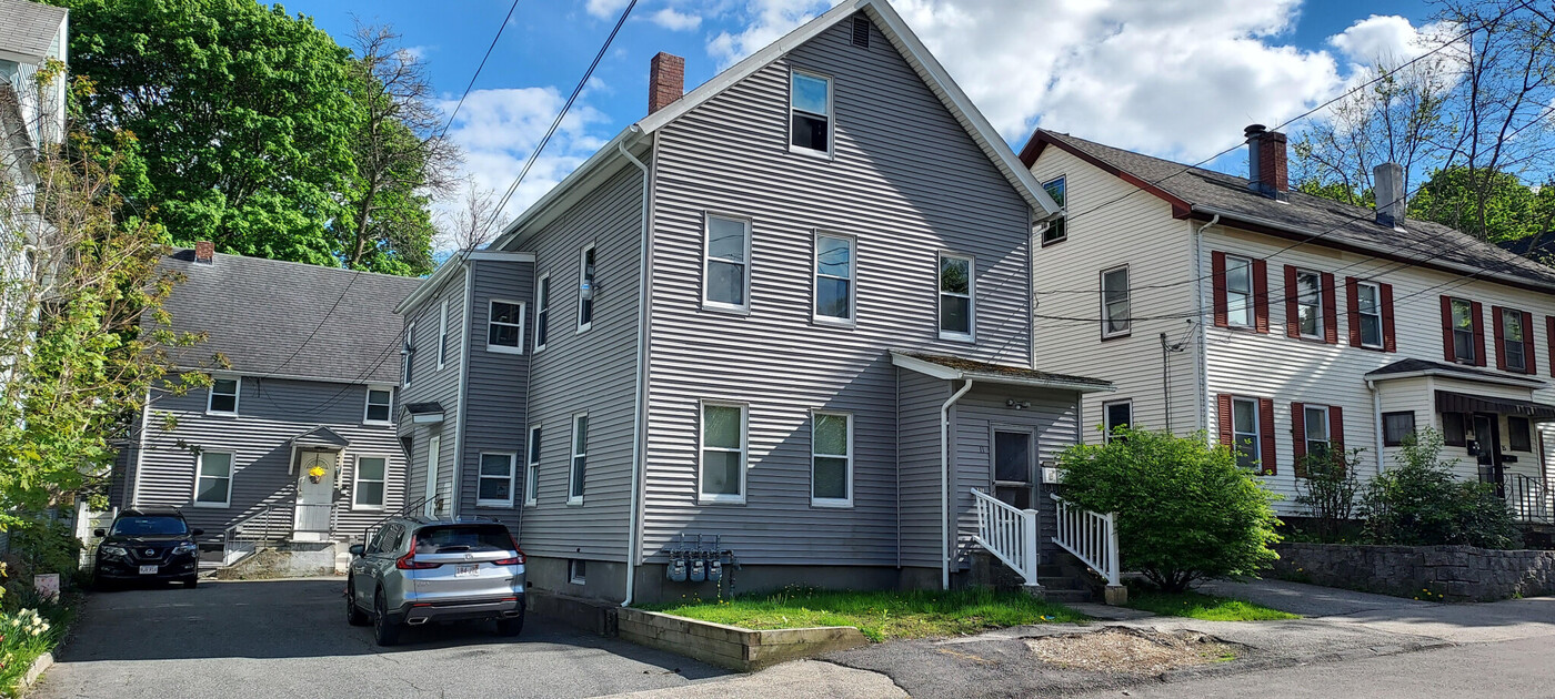 11 Falmouth St in Worcester, MA - Building Photo