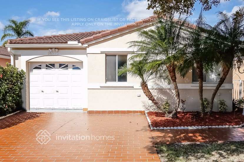 16940 SW 142nd Pl in Miami, FL - Building Photo